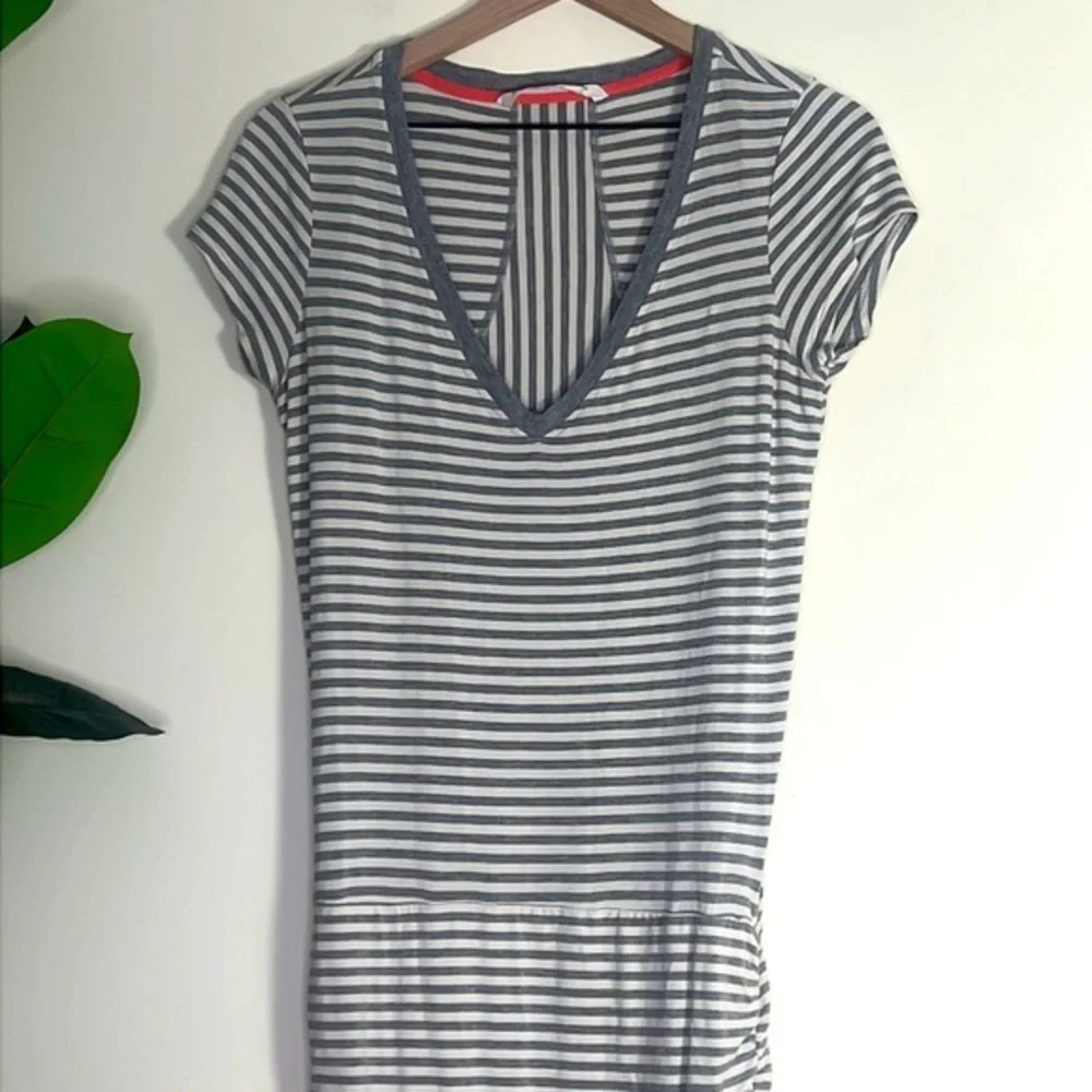 Athleta Topanga Dress Short Sleeve Grey and White Stiped Ruched Detail Dress - Picture 3 of 8